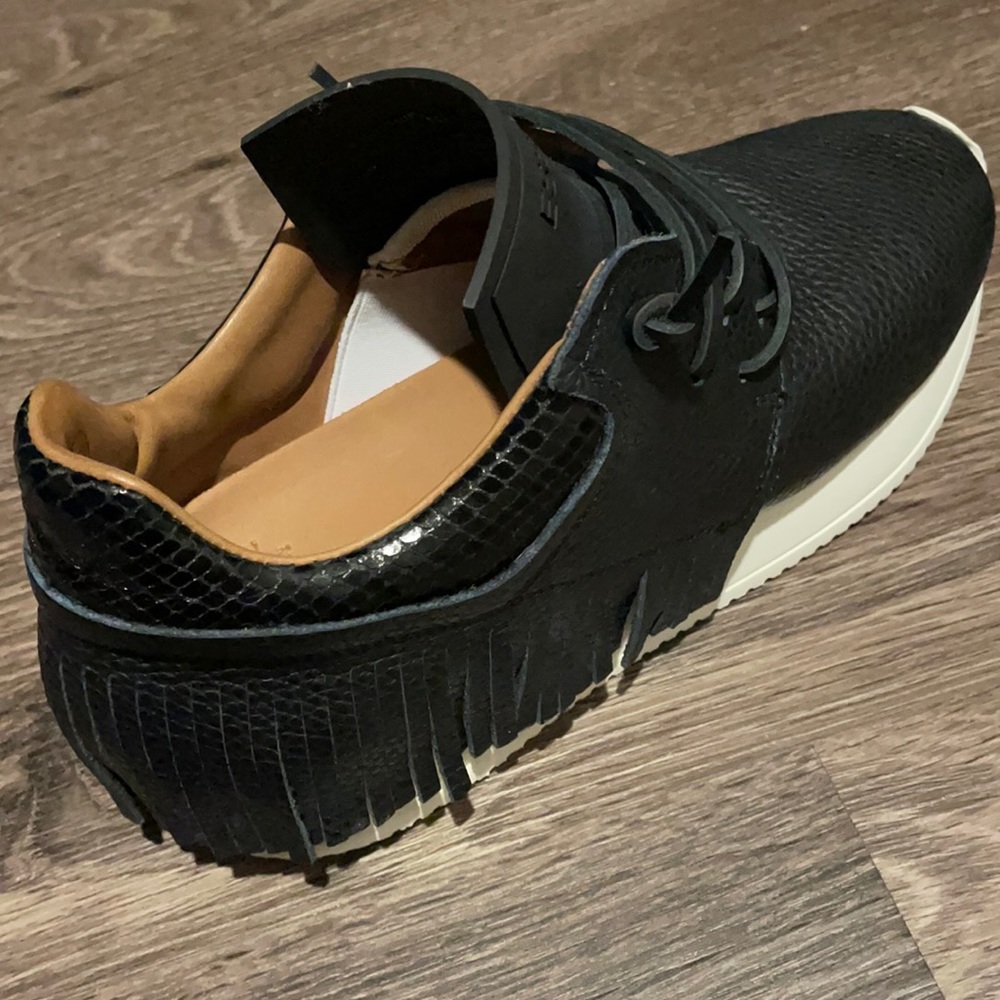 Brand new ESSEutESSE fringe sneakers size 39